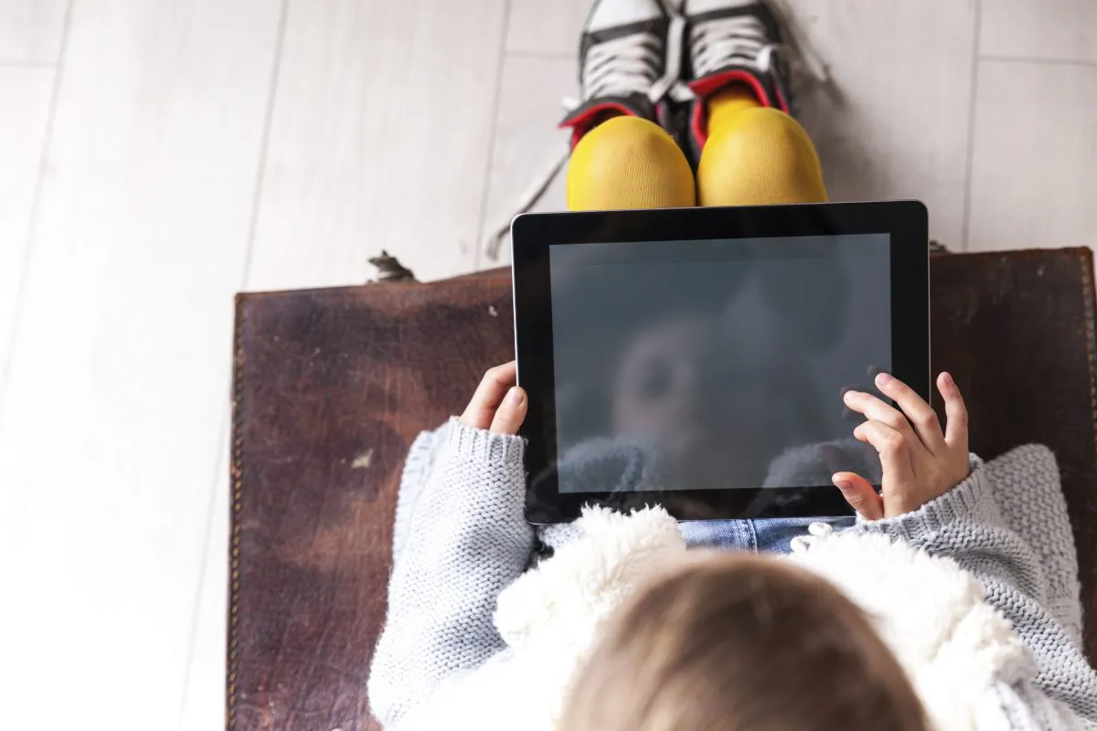 A game that combined real-world experiments with interactions on a computer tablet improved learning by almost five times more than screen-only alternatives. (Eldad Carin/iStock)