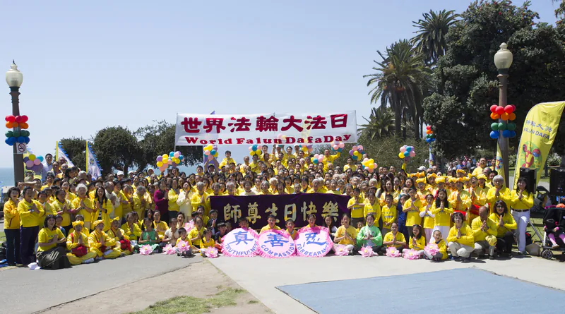 On Sunday, more than 200 Falun Gong practitioners and their families from the greater Los Angeles area gathered at the Santa Monica pier to celebrate World Falun Dafa Day. (Season Yuan / The Epoch Times)