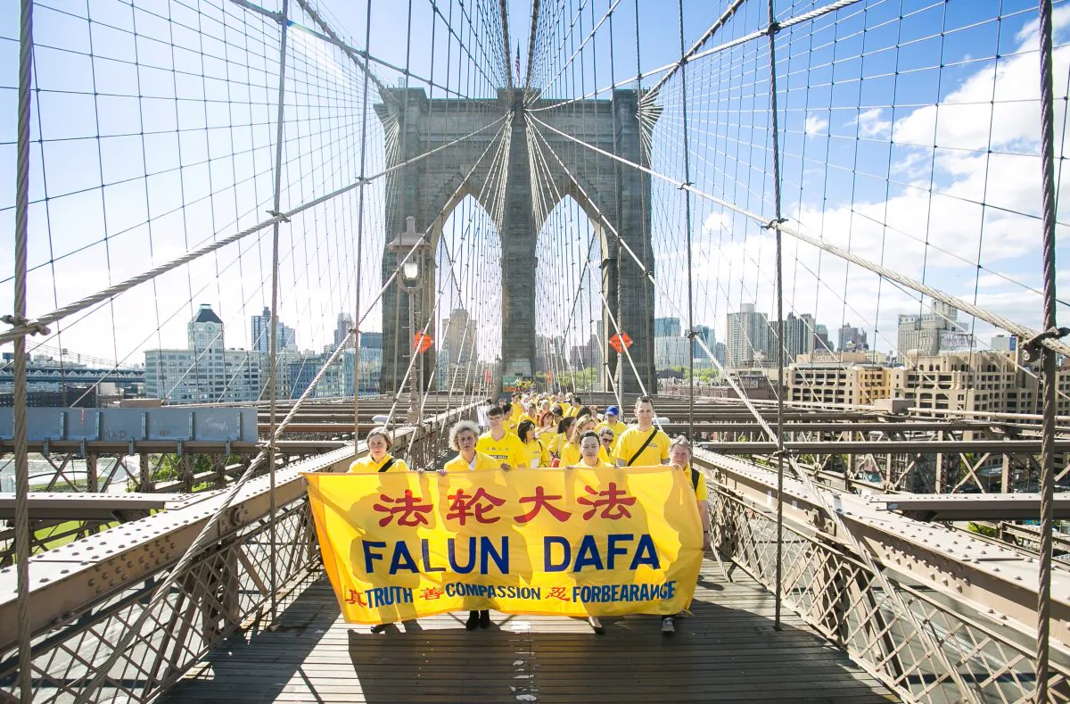 Falun Dafa practitioners march across the Brooklyn Bridge from Brooklyn into Manhattan, New York, for World Falun Dafa Day on May 13, 2015. (Samira Bouaou/Epoch Times)