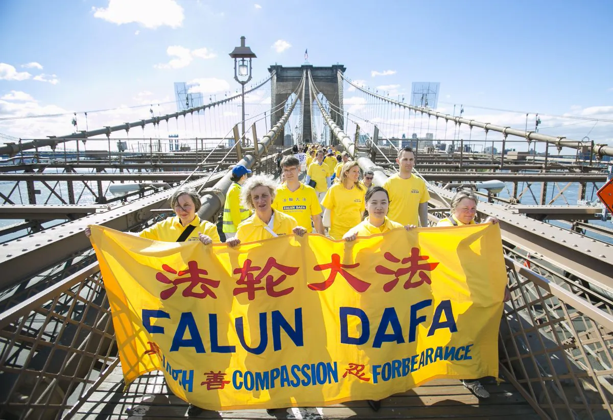Falun Dafa practitioners cross the Brooklyn Bridge from Brooklyn into Manhattan, New York, on May 13, 2015. (Samira Bouaou/Epoch Times)