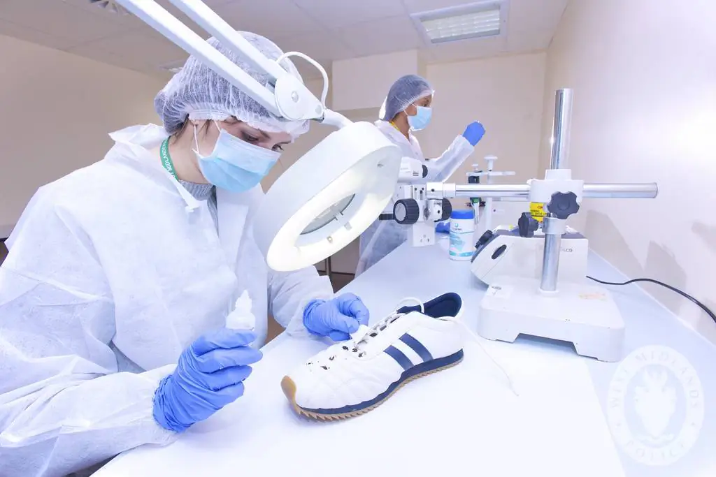 Forensic scientists working in the crime laboratory located in Ridgepoint House. (West Midlands Police/Flickr, CC BY-SA 2.0)