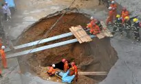 Bus Falls Into Sinkhole in Northwestern China, 6 Dead