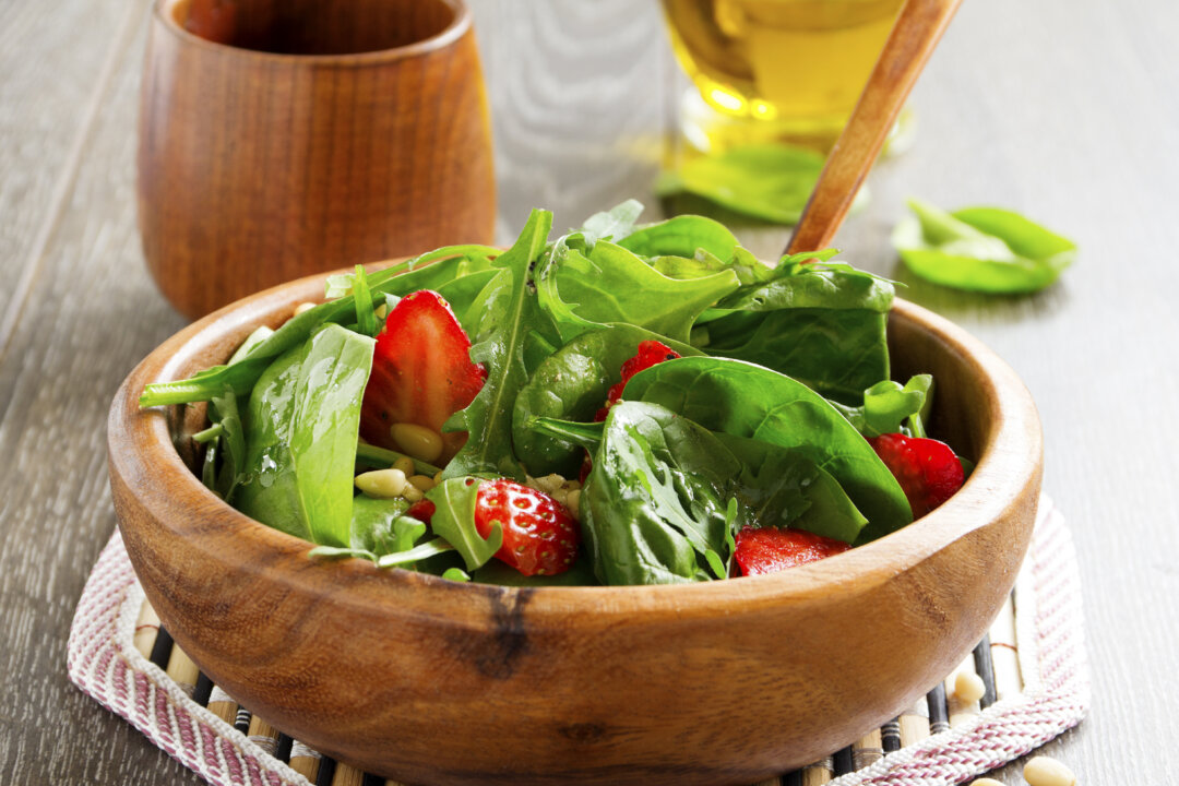 Light salad with spinach and strawberries. (Lesyy.iStock)