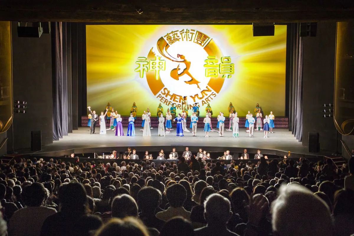 Shen Yun Performing Arts World Company's curtain call at San Jose Center For The Performing Arts, January 2015. (Youzhi Ma/Epoch Times)