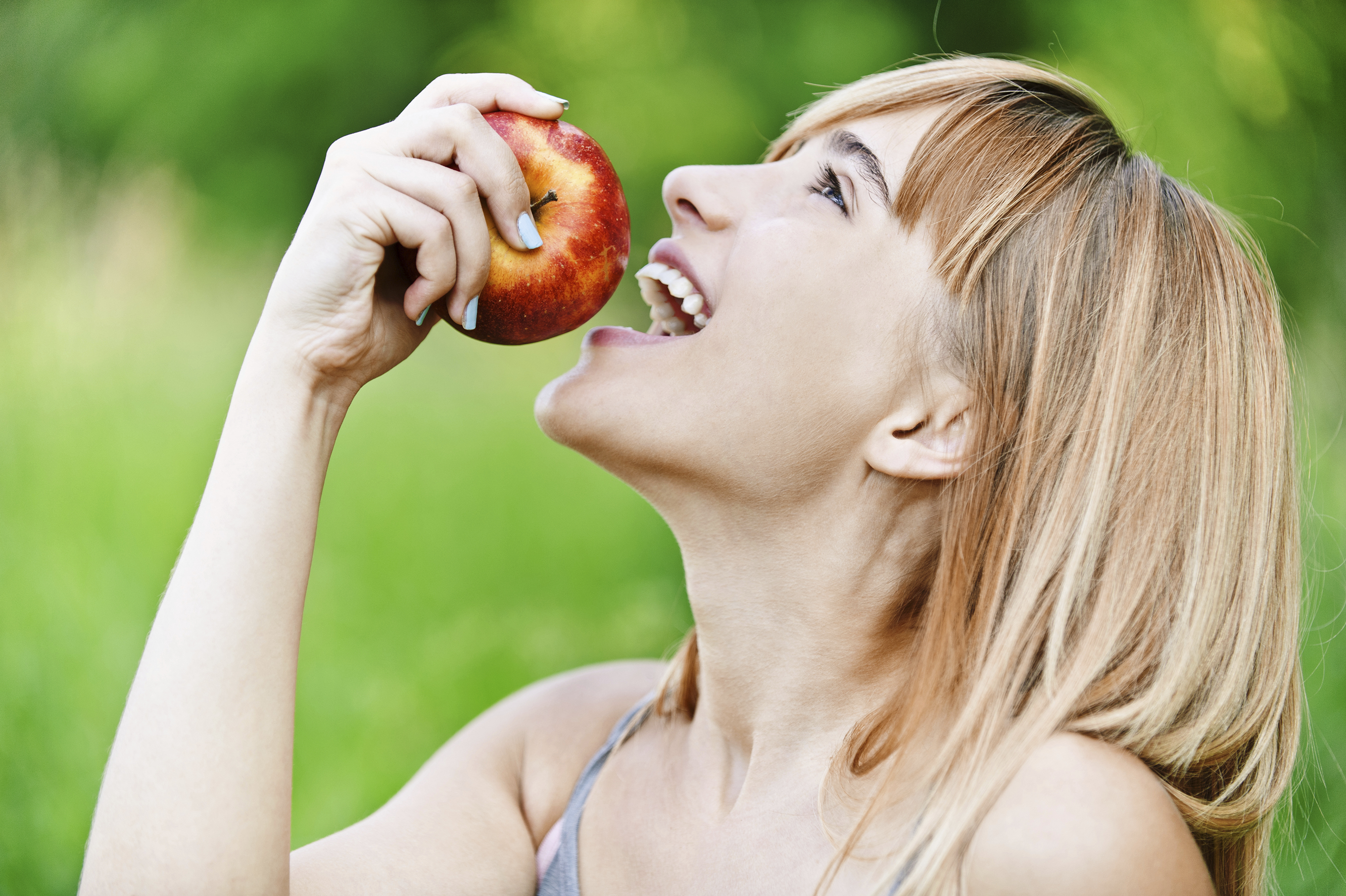 В какое время едят яблоки. Кусает яблоко. Человек ест яблоко. Фотосессия с яблоками. Девушка кусает яблоко.