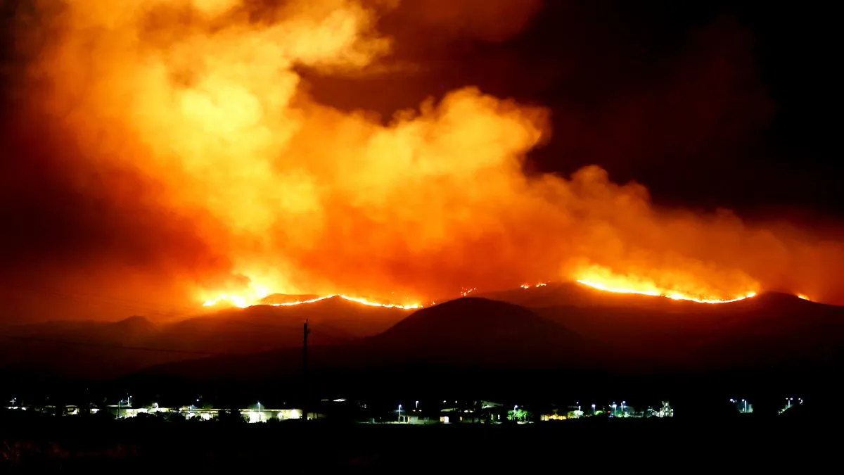 U.S. Marines and fire crew on Marine Corps Base Camp Pendleton, Calif., respond to wildfires ablaze in southern California May 14, 2014. (U.S. Marine Corps photo by Lance Cpl. Joshua Murray/Released)