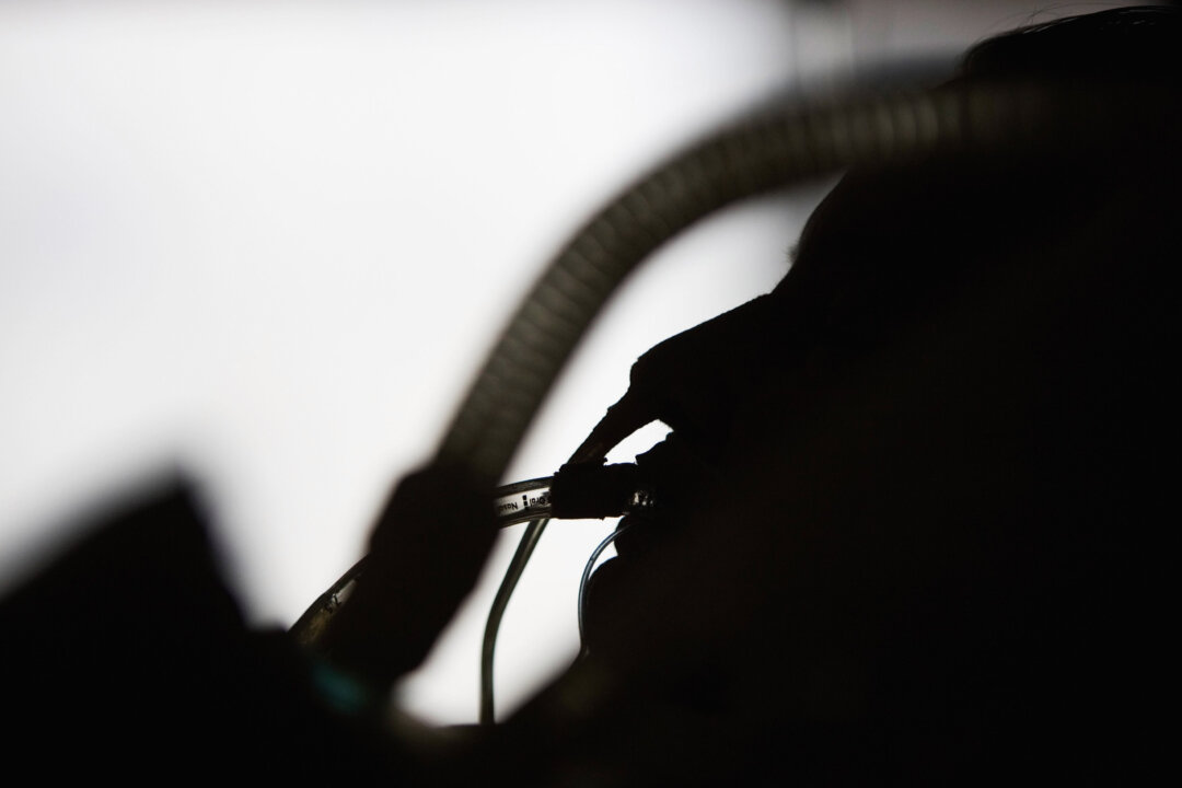 Inside the ICU. (Ian Waldie/Getty Images)