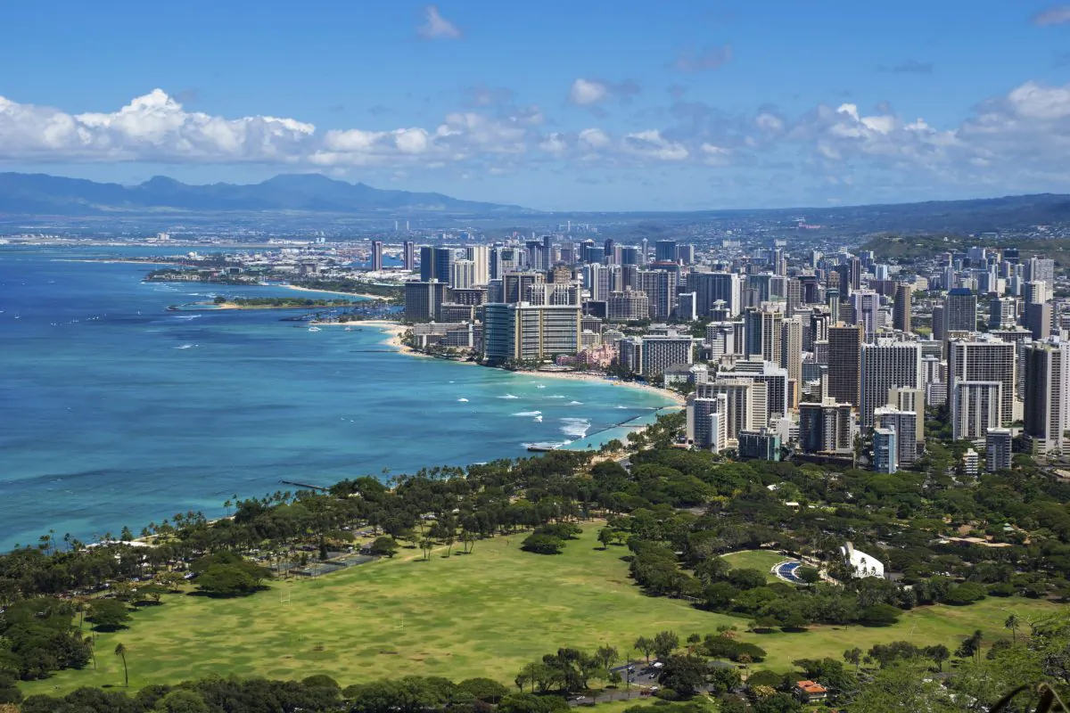 The coastline of Oahu leading into Waikiki and Honolulu. (scottnz, iStock)