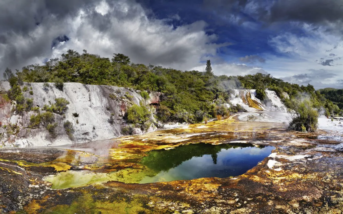 Orakei Korako geotermal valley. (muha04, iStock)