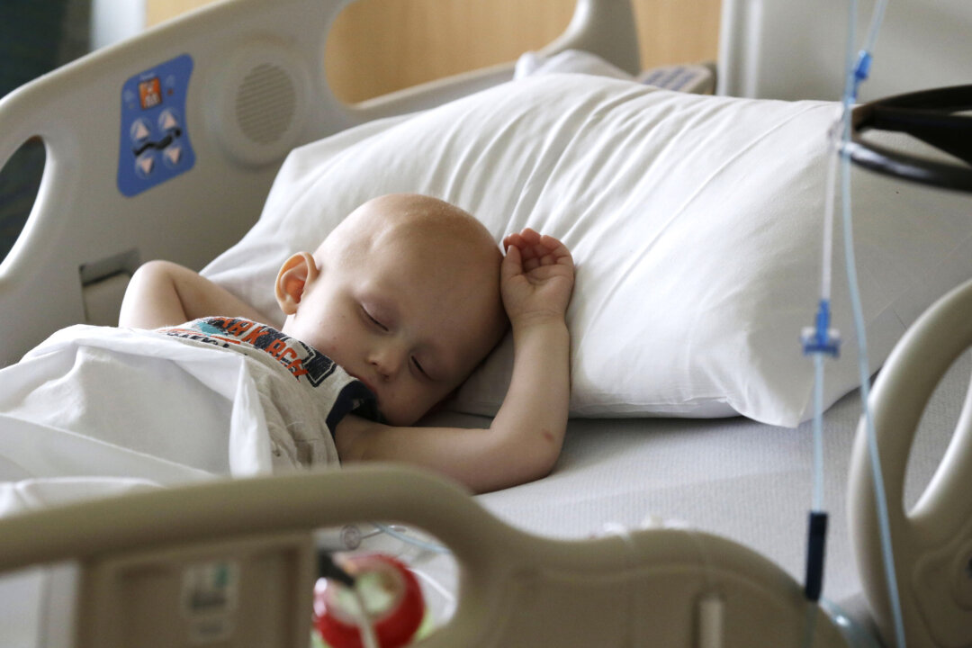 Landon Kimich, 2, sleeps as he receives a chemotherapy treatment for neuroblastoma at Houston's M.D. Anderson Cancer Center on May 22, 2015. (AP Photo/Pat Sullivan)