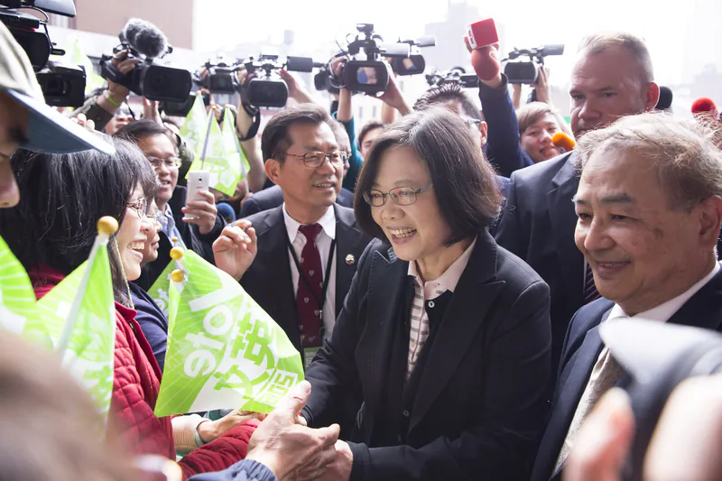 Tsai Ing-Wen, presidential nominee of Taiwan’s Democratic Progressive Party, meets with supporters after arriving at Penn Station at 4 p.m. on June 5, 2015 (Dai Bing/Epoch Times)