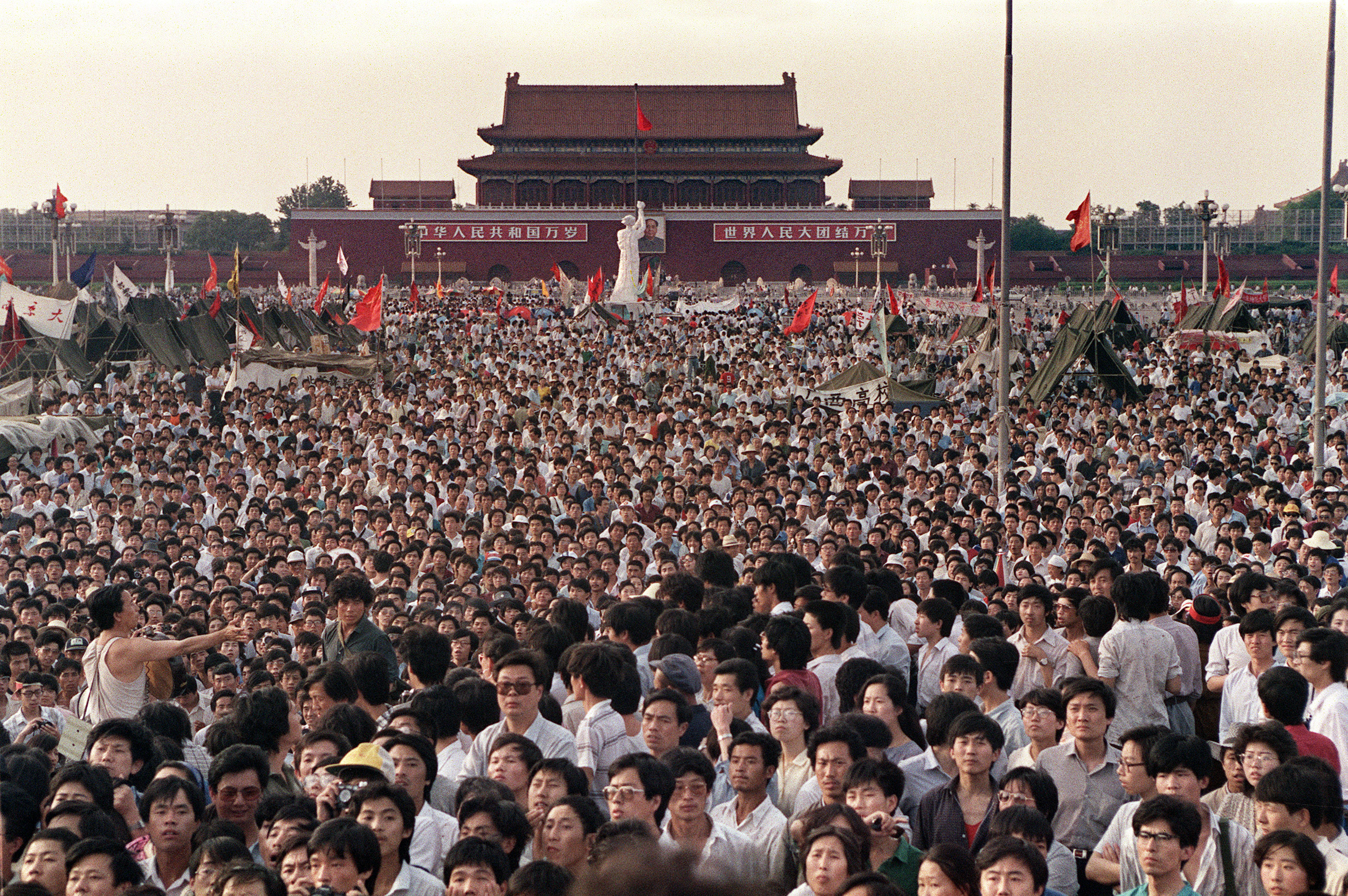Людей проживает в китае. Тяньаньмэнь 1989 Мао Цзэдуна. 1989 Год Китай площадь Тяньаньмэнь. Дэн Сяопин Тяньаньмэнь. Площадь Тяньаньмэнь 1989 танк.