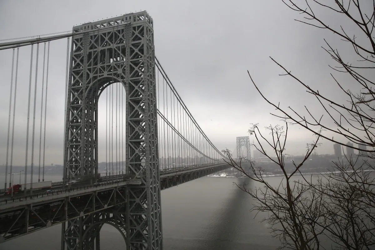 Traffic moves over the Hudson River and across the George Washington Bridge between New York City (R), and Fort Lee, N.J., on Dec. 17, 2013. (John Moore/Getty Images)
