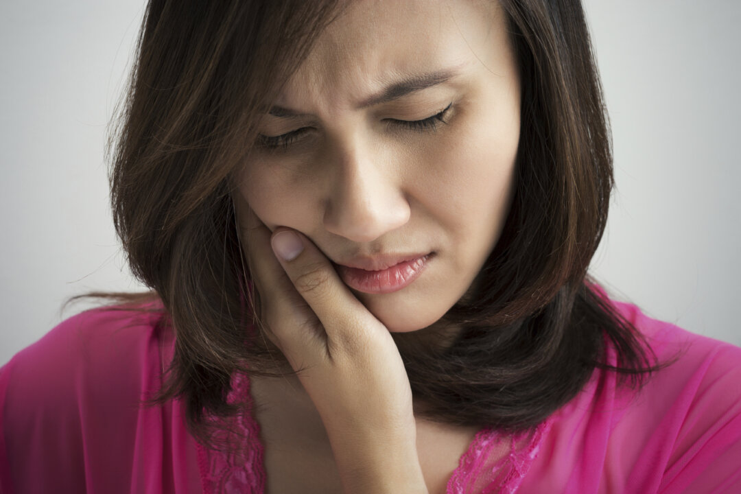 When your tooth hurts, it can be difficult to tell if it's really an emergency.(Tharakorn/iStock)
