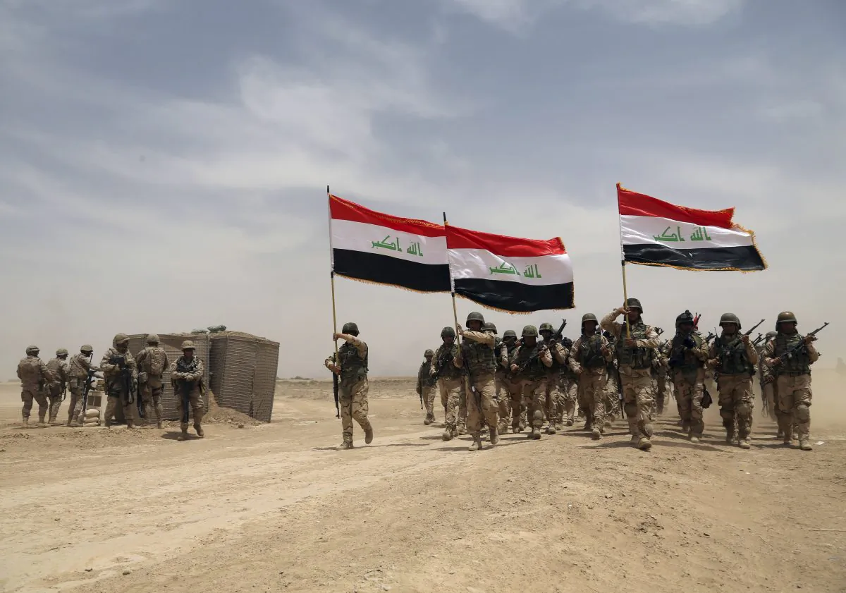 U.S. soldiers (L) participate in a training mission with Iraqi army soldiers outside Baghdad, Iraq, on May 27, 2015. (AP Photo/Khalid Mohammed)