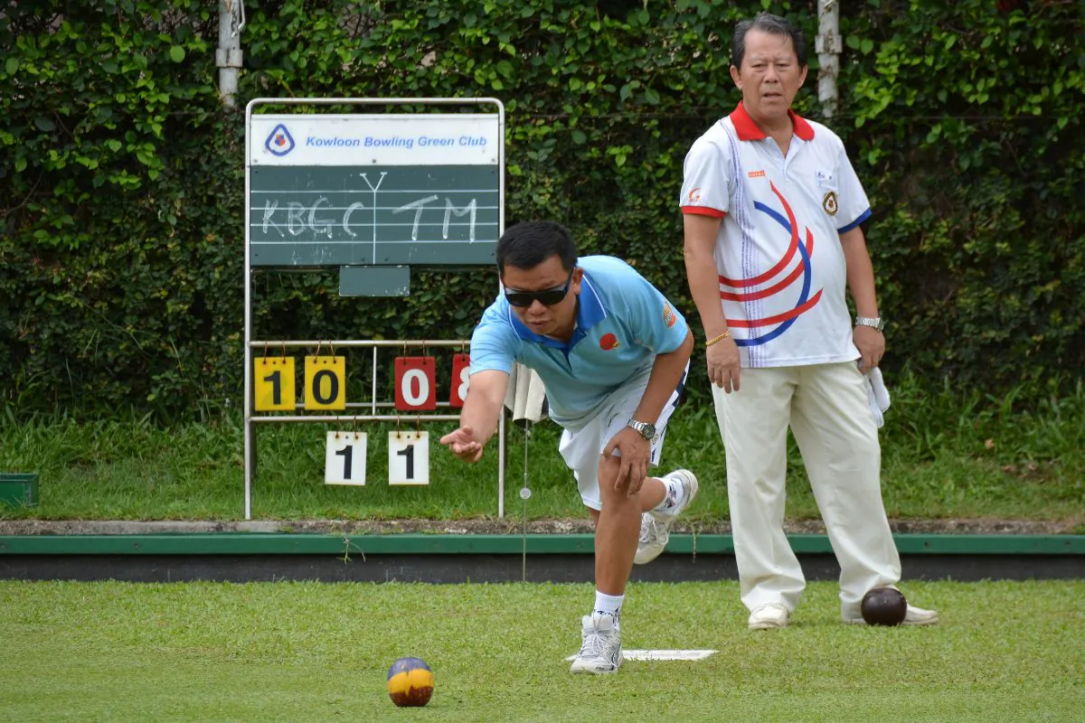 The best effort from Philip Chan of Tuen Mun Sports Association was not enough to stop James Cheng from Kowloon Bowling Green Club to win the game 23:11. (Stephanie Worth)