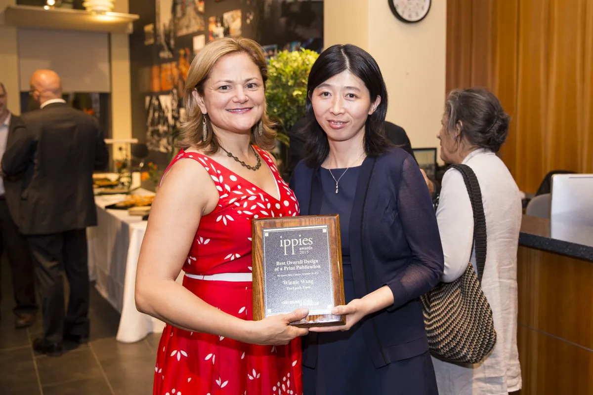 Melissa Mark-Viverito, Speaker of the New York City Council, congratulates Winnie Wang on the award. (Dai Bing/Epoch Times)