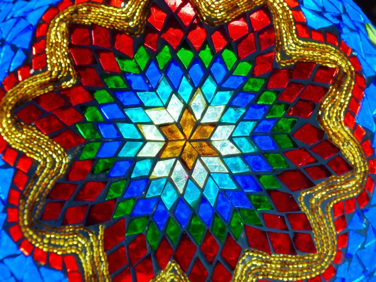 The beauty of stained glass – all down to electron oscillations. (LoggaWiggler/CC0)
