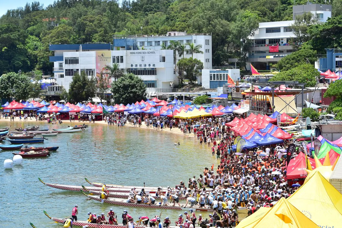 The crowd is build up during the late morning of Saturday June 20 at the Sun Life Stanley International Dragon Boat Championships 2015. (Bill Cox/Epoch Times)