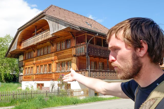 US carpenter David Bähler giving a timber frame tour in Blumenstein, Switzerland
(swissinfo.ch)