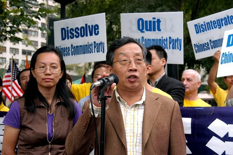 Hu Ping (C), founding editor of the Beijing Spring magazine, gives a speech at a rally against the persecution of Falun Gong in front of the United Union in New York City on Sept. 22, 2011. (Huang Yiyan/Epoch Times)