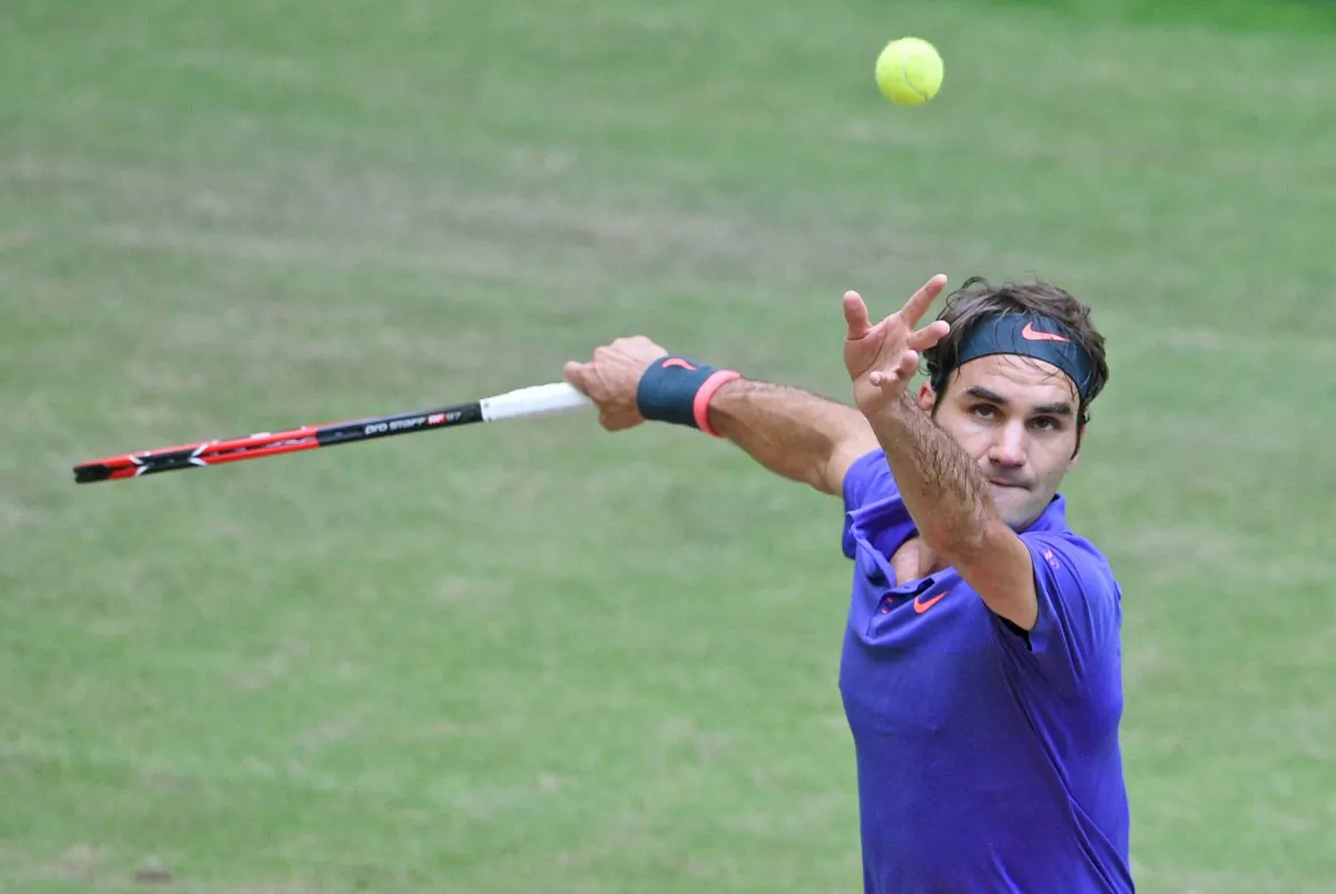 Roger Federer of Switzerland serves in the final match against Andreas Seppi of Italy during the final day of the Gerry Weber Open at Gerry Weber Stadium on June 21, 2015 in Halle, Germany.  (Thomas Starke/Bongarts/Getty Images)