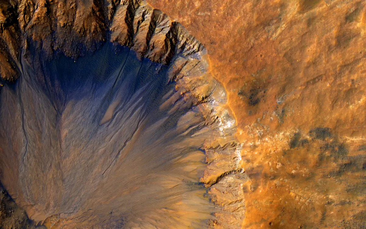 A closeup image of the impact crater in the Sirenum Fossae region of Mars on March 30, 2015. (NASA/JPL)