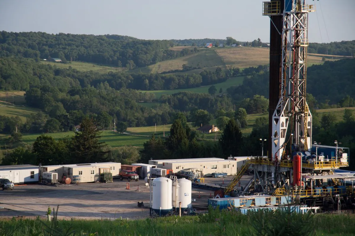 A fracking rig in rural country, Pennsylvania on July 11, 2013. (Samira Bouaou/Epoch Times)