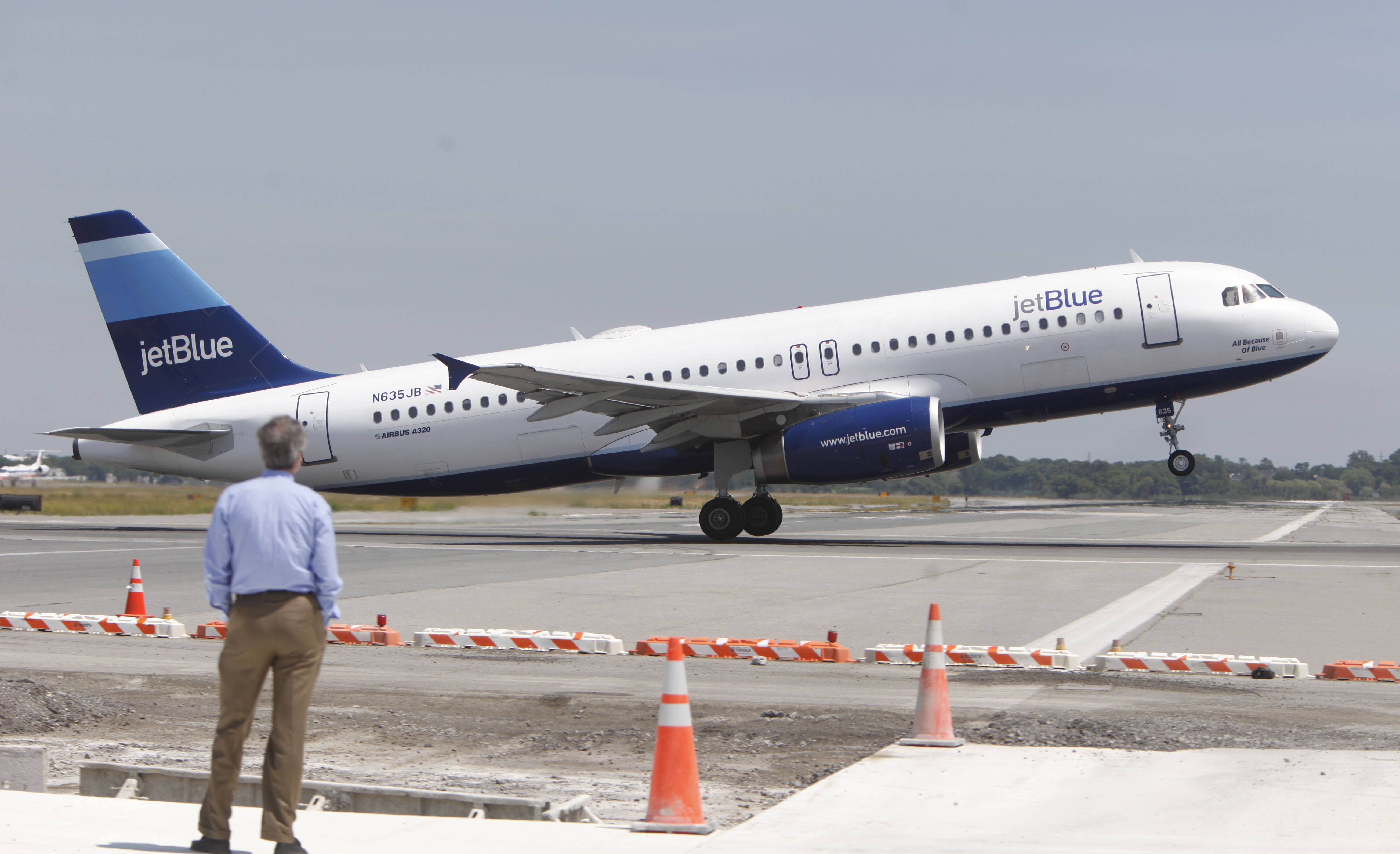 К чему снится самолет. Авиакомпания JETBLUE. Самолет JETBLUE. Jet Blue Airlines самолеты. JETBLUE Airways vs Delta Airlines.