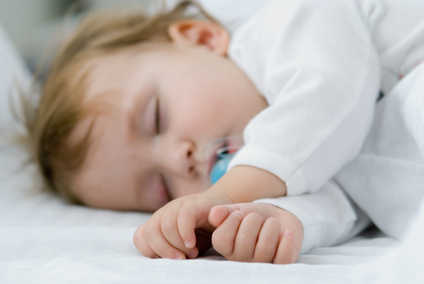 Ребенку 6 месяцев часто просыпается. Baby Sleep. Картинки укладывание ребенка спать. Почему малыши во сне раскрываются.
