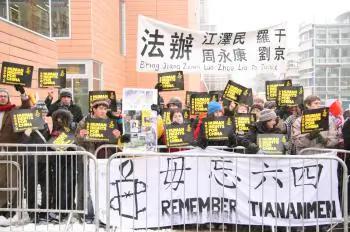 Protester Throws Shoe at Chinese Premier on UK Visit