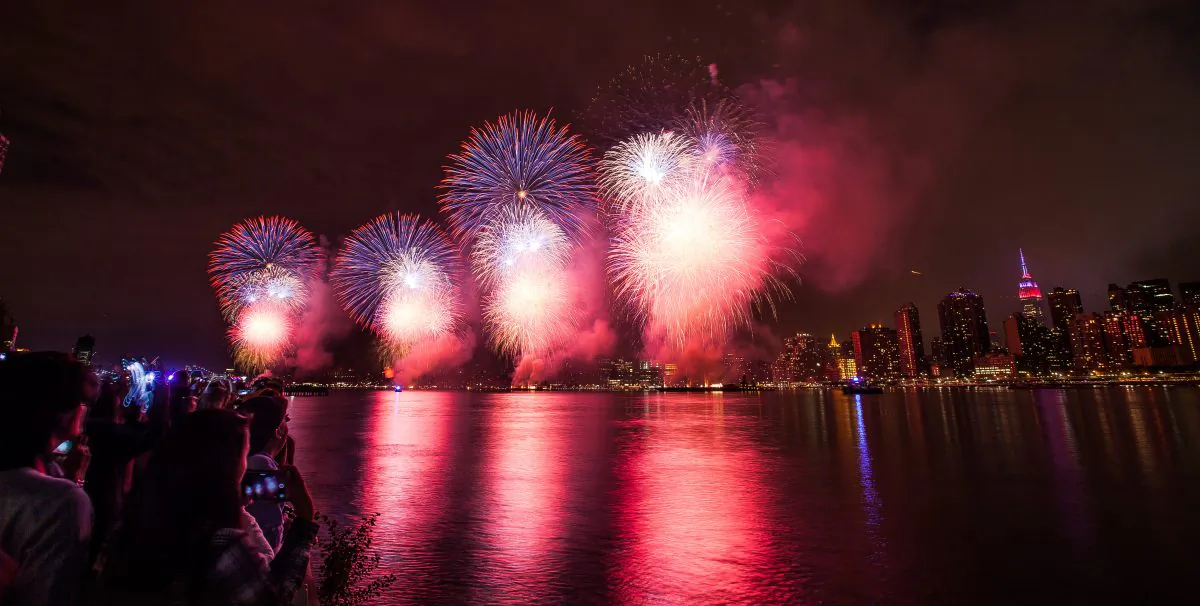 Macy's 4th of July Fireworks over the East River in New York, seen from Long Island City in Queens on July 4, 2015. (Petr Svab/Epoch Times)