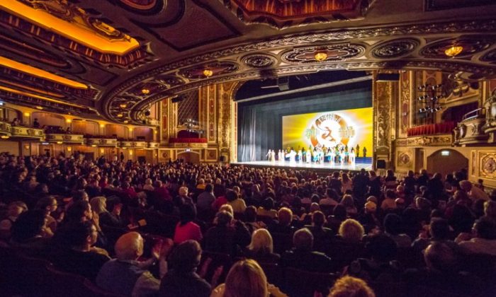 Shen Yun Performing Arts New York Company's curtain call at Chicago's Cadillac Palace Theater, on May 11. (The Epoch Times)