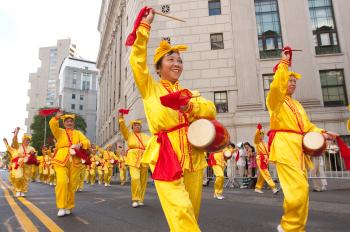 CHINATOWN PARADE: A large group of Falun Gong practitioners paraded through Chinatown in lower Manhattan on Saturday, one of several large-scale public events hosted during the group's annual gathering in the city. (Henry Lam/The Epoch Times) CHINATOWN PARADE: A large group of Falun Gong practitioners paraded through Chinatown in lower Manhattan on Saturday, one of several large-scale public events hosted during the group's annual gathering in the city. (Henry Lam/The Epoch Times)