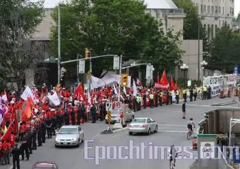 Chinese students wait to welcome Hu Jintao in Ottawa during his visit to Canada's capital in June 2010. (Donna He/The Epoch Times)
