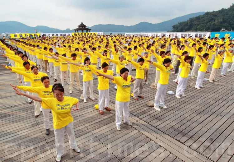 Falun Gong practitioners’ group exercise at Taiwan’s Sun Moon Lake in 2010 (Song Bilong/The Epoch Times)