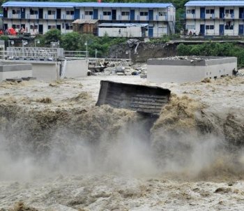 A sudden mudslide blocked Min River in the once earthquake-stricken Yingxiu Township in Wenchuan County, Sichuan Province. (Photo provided by a source inside China)