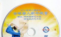 Mainland Chinese Pass Shen Yun DVDs Among Themselves