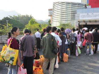 Chinese wait in line before Shenzhen Customs District building after shopping in Hong Kong. China's inflation has caused many Chinese to travel to Hong Kong to shop for necessities. (Epoch Times archive)