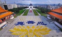 Six Thousand Falun Gong Practitioners Form Giant Golden Lotus Flower
