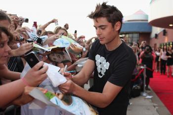 Zac Efron signs autographs for fans at the 'Charlie St. Cloud' St. Louis screening on July 21, 2010 in Missouri. (Dilip Vishwanat/Getty Images)