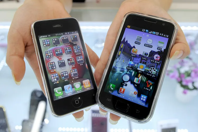 A South Korea shop manager shows Samsung Electronics' Galaxy S mobile phone (R) and Apple's iPhone 3G at a shop in Seoul on July 27, 2010. (Park Ji-Hwan/AFP/Getty Images)