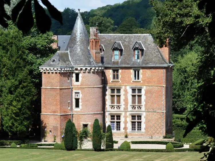 A picture taken on August 3, 2010 in Le Mesnil-Lieubray shows the Reine Blanche (White Queen) manor, owned by the family of Pakistani President Asif Ali Zardari. ( Robert Francois/AFP/Getty Images)