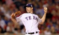 Cliff Lee Signs With Phillies, Rejects Yankees and Rangers