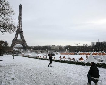 The Eiffel tower is seen as heavy snow hits Paris on December 19, 2010 in Paris, France. Heavy snowfall is causing chaos in UK and around Europe. In France, Paris' Charles de Gaulle cut air traffic by 25% as snow blanketed the capital. ( Marc Piasecki/Getty Images)
