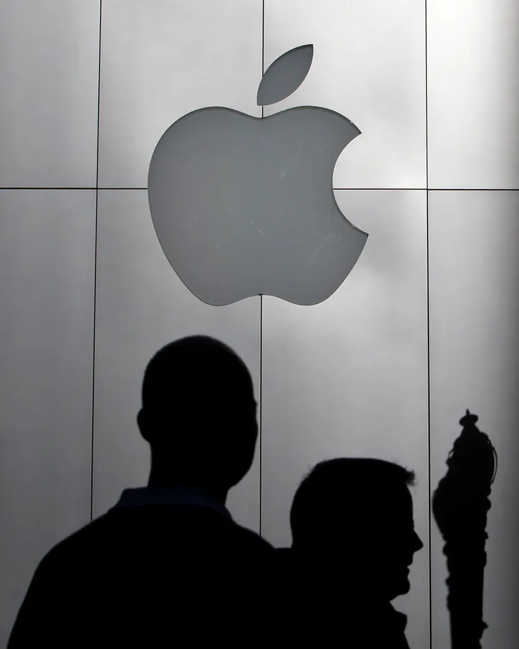 Pedestrians walks by an Apple retail store on January 18, 2011 in San Francisco, California. (Justin Sullivan/Getty Images)