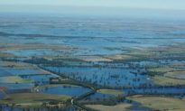 Australia Floods Spread Across Three States (Video)