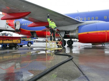 Swissport employee Miroslaw Kaczorowski prepares to refuel a Southwest Airlines plane at the Oakland International Airport on February 24, 2011 in Oakland, California. (Justin Sullivan/Getty Images)