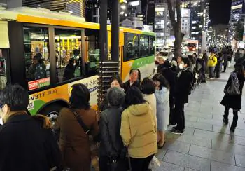 Japan Earthquake Forces Tokyo Commuters to Walk For Miles