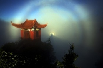 The 'Buddha's Light' shines above Yuantong Hall of Yuntai Temple. (Anonymous) The 'Buddha's Light' shines above Yuantong Hall of Yuntai Temple. (Anonymous)